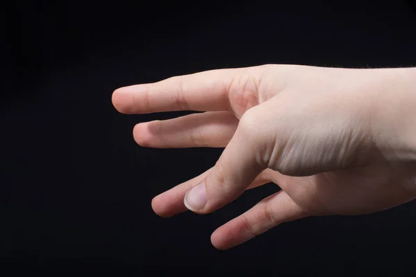 Пять Пальцев Детской Руки Частично Видны Черном Фоне — стоковое фото