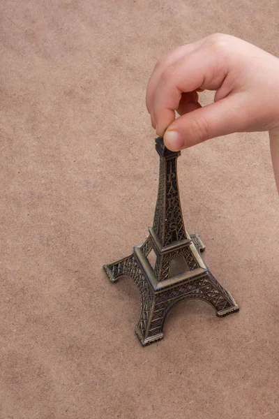 Niño Sosteniendo Pequeño Modelo Torre Eiffel Mano — Foto de Stock