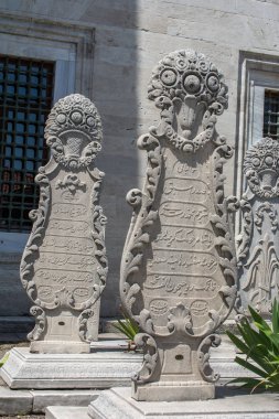 İstanbul 'daki mezarlarda Osmanlı zamanından kalma eski taşlar