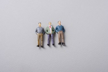 Minyatür insan figürü görünürde