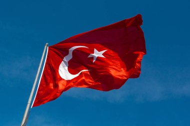Türk ulusal bayrağı açık havada bir direğe asılı
