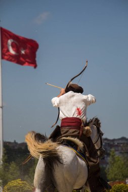Türk erkeği ve binicisi etnik kıyafet örnekleri