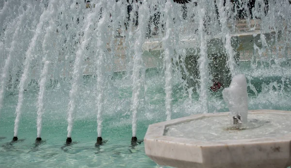 Fontes Jorrando Água Espumante Uma Piscina Parque — Fotografia de Stock