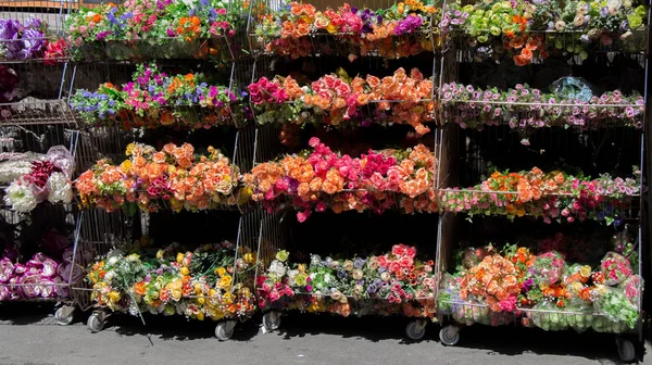 Coloridas Flores Artificiales Falsas Vista —  Fotos de Stock