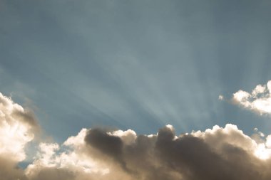 Gri renkli bulutlar kısmen gündüz gökyüzünü kaplıyor