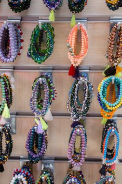 Renkli boncuklardan yapılmış bilezik.