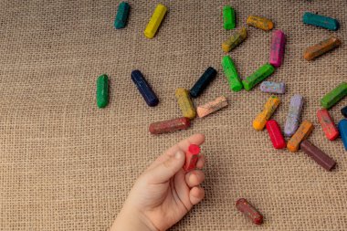 Renkli boya kalemi ve bir tutan bir küçük çocuklar el kullanılan