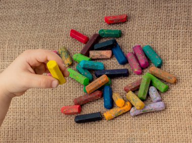 Renkli boya kalemi ve bir tutan bir küçük çocuklar el kullanılan