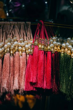 Osmanlı Türkçesi geleneksel püsküllerinin çeşitli renklerde seçilmesi