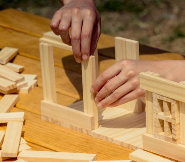 Elde tutulan ahşap yapboz elementi