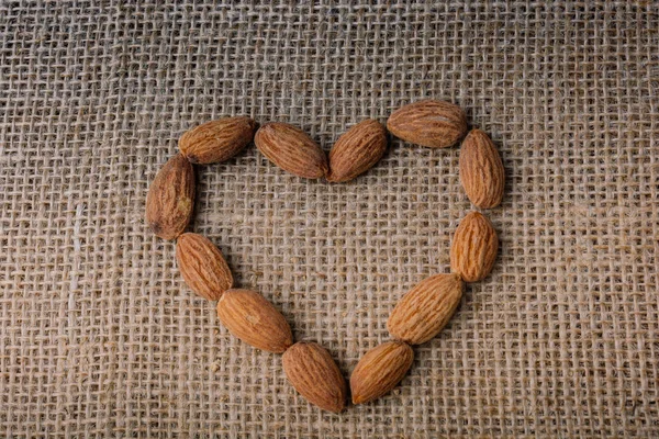 Badem tuval arka plan üzerinde bir kalp şeklindebir