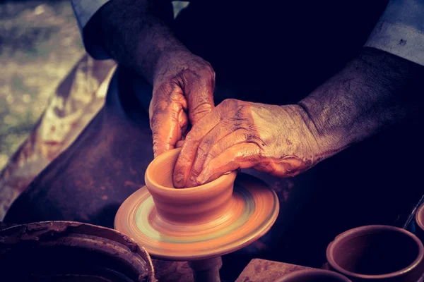 Les Mains Potter Façonnant Argile Pot — Photo