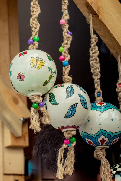 Sokak pazarında hediyelik eşya olarak renkli Türk seramik topları