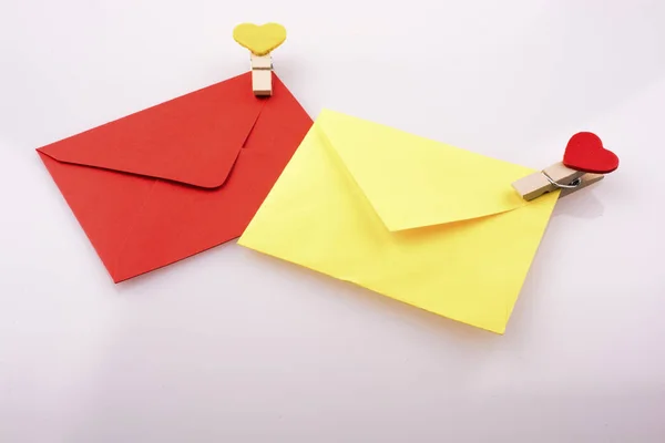 Ícones Forma Coração Espinhas Roupa Anexadas Envelopes Coloridos — Fotografia de Stock
