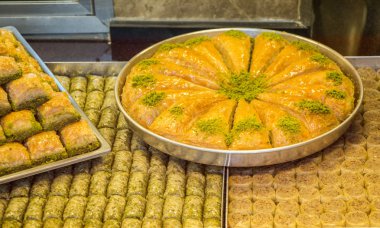 Türk baklavası tepside sergileniyor