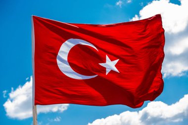 Türk ulusal bayrağı açık havada sallanıyor