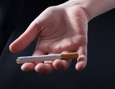 El siyah arka planda sigara dağıtıyor.