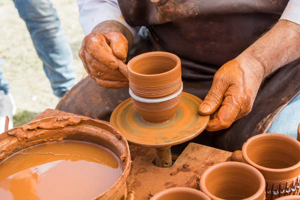 Las Manos Potter Moldeando Arcilla Olla —  Fotos de Stock