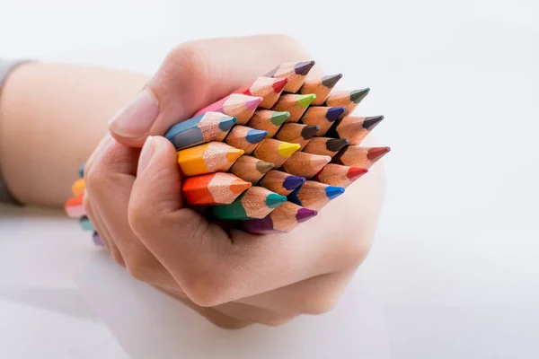 Hand Holdin Kleurpotloden Een Witte Achtergrond — Stockfoto