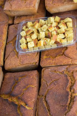 Mısır unundan yapılmış bir somun mısır ekmeği.