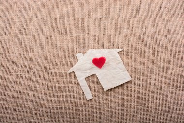 Tuvalin arka planında kağıttan kesilmiş kalp şeklinde.