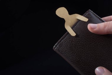 Elinde cüzdanla kağıttan kesilmiş bir adam şekli.