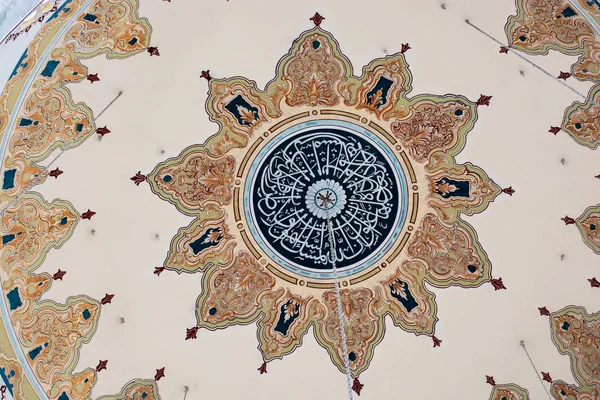 İstanbul, Türkiye 'de Osmanlı mimarisinde kubbenin iç görünümü