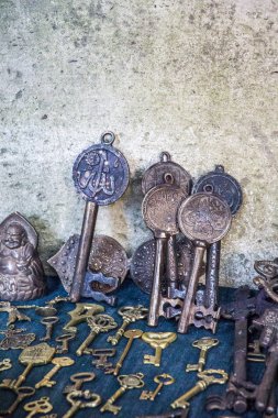 Bir sürü Retro biçimlendirilmiş altın renkli anahtar