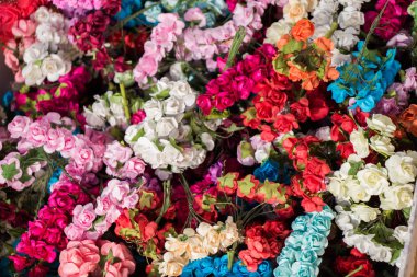 Renkli yapay çiçekler görünürde