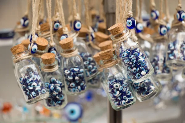 Små Gennemsigtige Glasflasker Fyldt Med Blå Onde Øjne Perler - Stock-foto