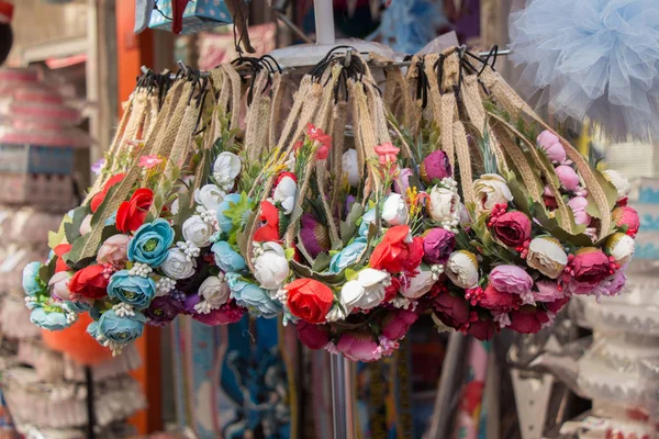 Bunte Kronen Zum Verkauf Aus Gefälschten Blumen — Stockfoto