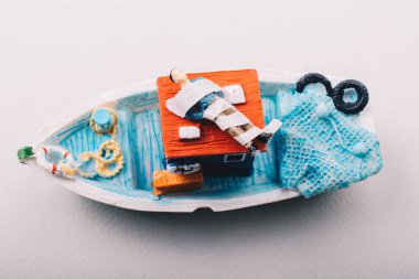 Model bir teknede insan modelinin minicik bir heykeli.