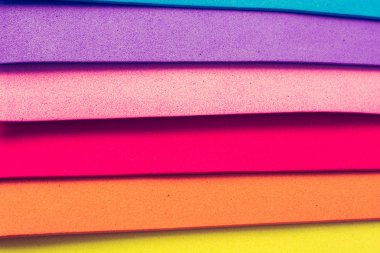 Geometrik renk örtüşmesindeki malzeme tasarımı renkli katmanlar