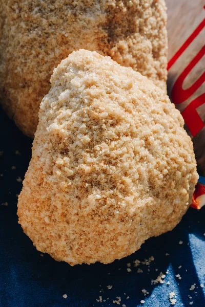 Büyük bir parça kahverengi himalaya tuzu.