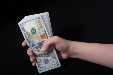 Beyaz arka planda el ele tutuşan Amerikan doları banknotları