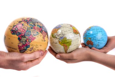 Beyaz arka plan üzerinde elinde üç küre holding holding iki eller