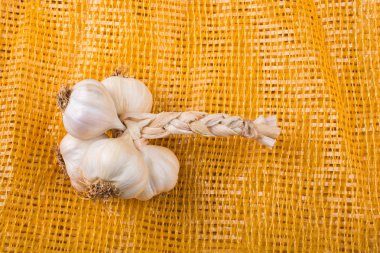 bir bez dokusu üzerinde yerleştirilen sarımsak karanfil