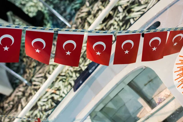 Türk Ulusal Bayrağı Açık Havada Iple Sallanıyor — Stok fotoğraf