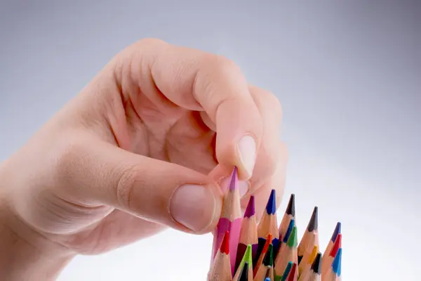 Mano Che Tiene Matite Colori Sfondo Bianco — Foto Stock