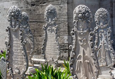 İstanbul 'daki mezarlarda Osmanlı zamanından kalma eski taşlar