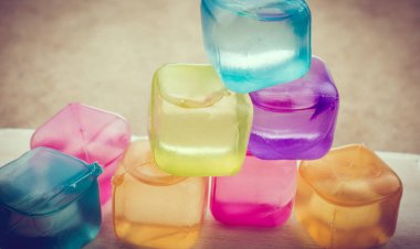 Kahverengi arka planda sahte renkli buz küpleri