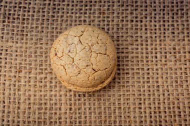 Keten bir tuval üzerine elinde Türk badem çerez