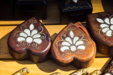 Kalp şeklinde renkli dekoratif nesneler