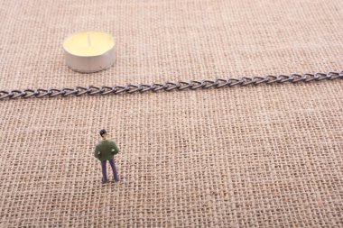 Heykelcik ve mum onları ortasında bir zincir ile