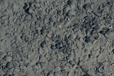 Arkaplan dokusu küçük çakıl taşlarıyla dolu.