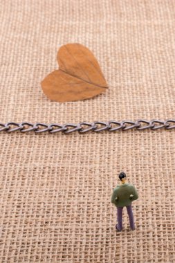 Ortalarında figür ve kuru yaprak var.