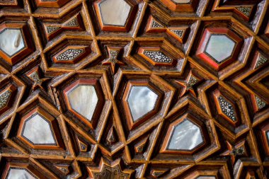 Osmanlı sanatı İnci kaküllerin Anası örneğidir