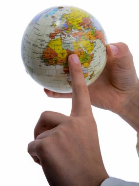 Beyaz arka planda elinde küçük bir küre tutan çocuk