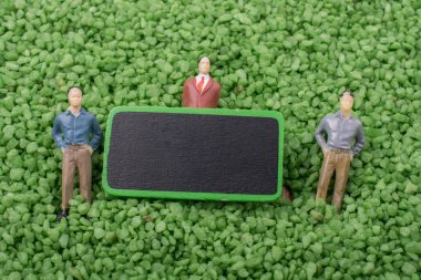 İnsan ve hakları kurulu kum üzerinde küçük heykelcik