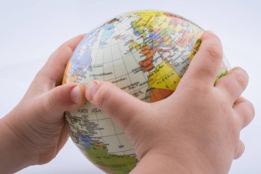 Buruşuk kağıt bir daire içinde küre bulunan tutan çocuk